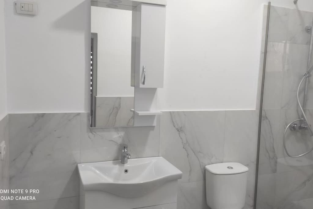 Villa Besnik, Rooms For Rent Вльора Екстер'єр фото